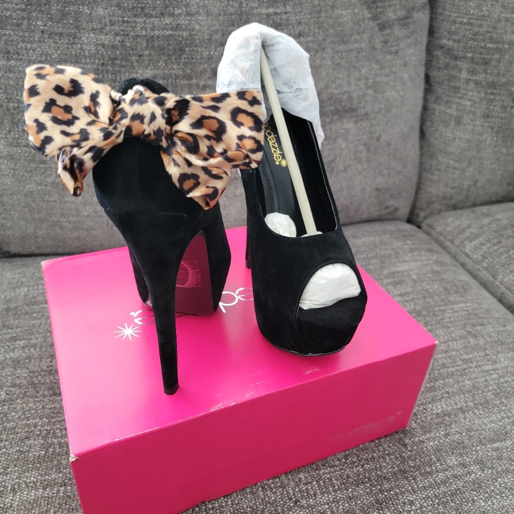 NEVER WORN Shoedazzle Pumps